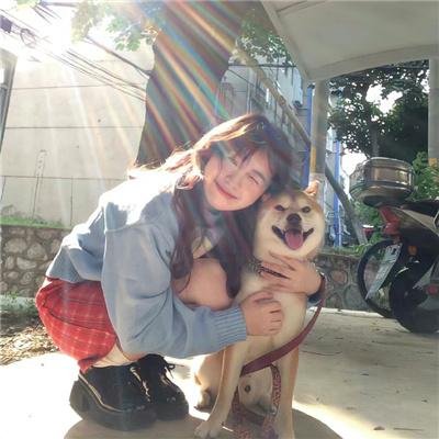 戴流苏耳环的少女
